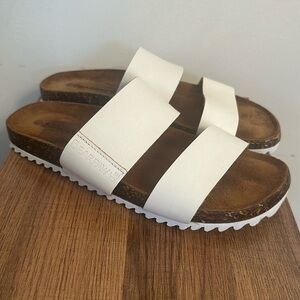 Like new BearPaw White Leather Casual Sandals Women's Size 10
